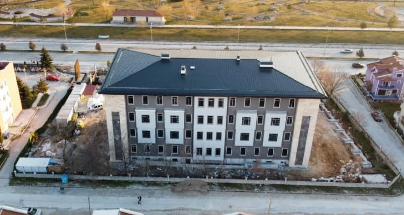 Hizmet binasının kuş bakışı görünümü, çatı kaplaması tamamlanmış