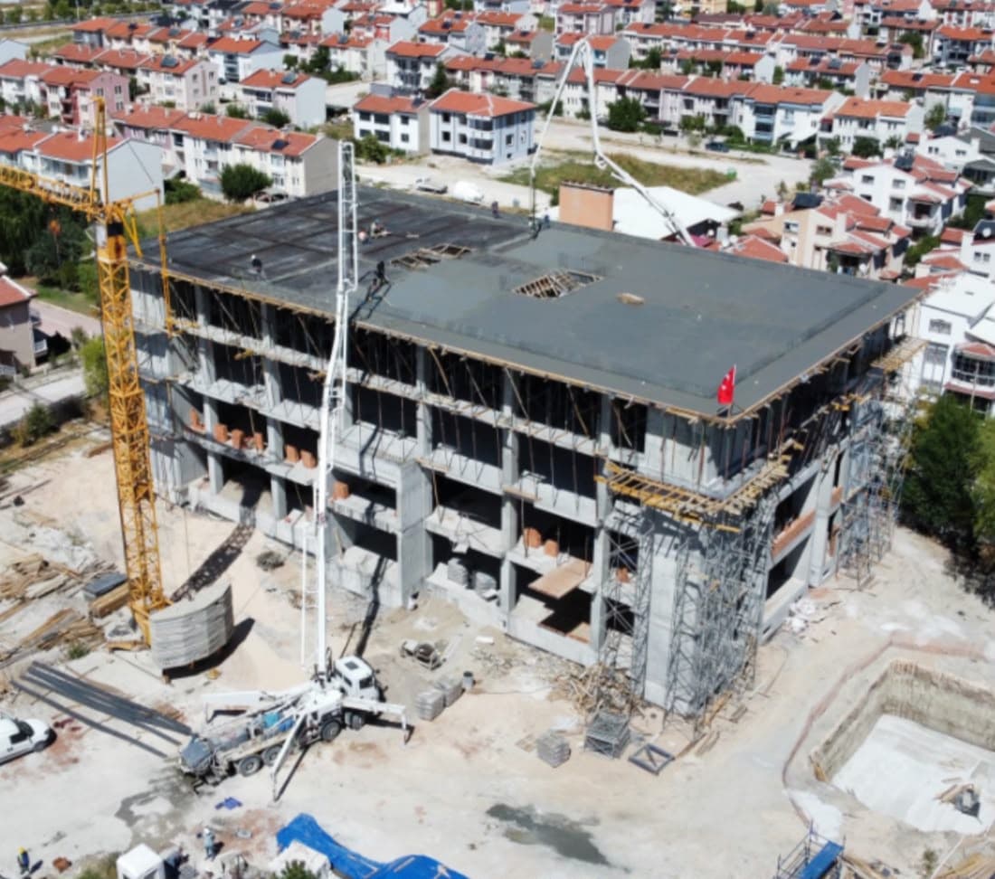 Kaba inşaat aşamasında beton dökümü yapılan hizmet binası şantiyesi