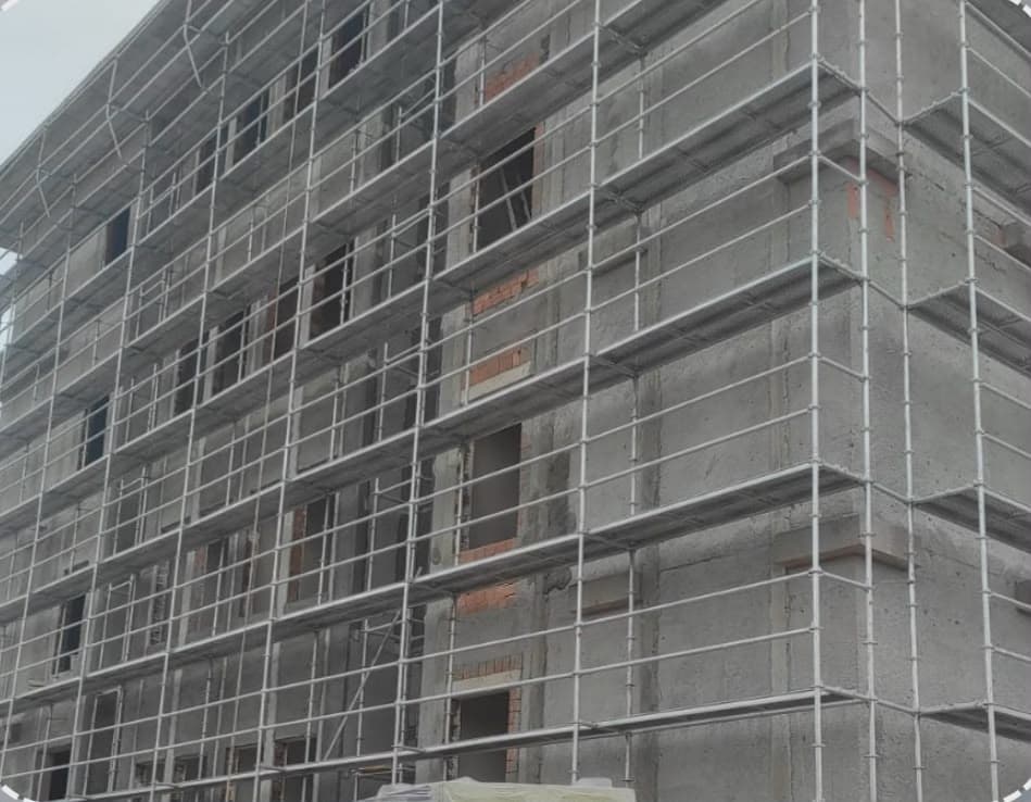 Betonarme karkası tamamlanmış, iskele kurulu bina cephesi
