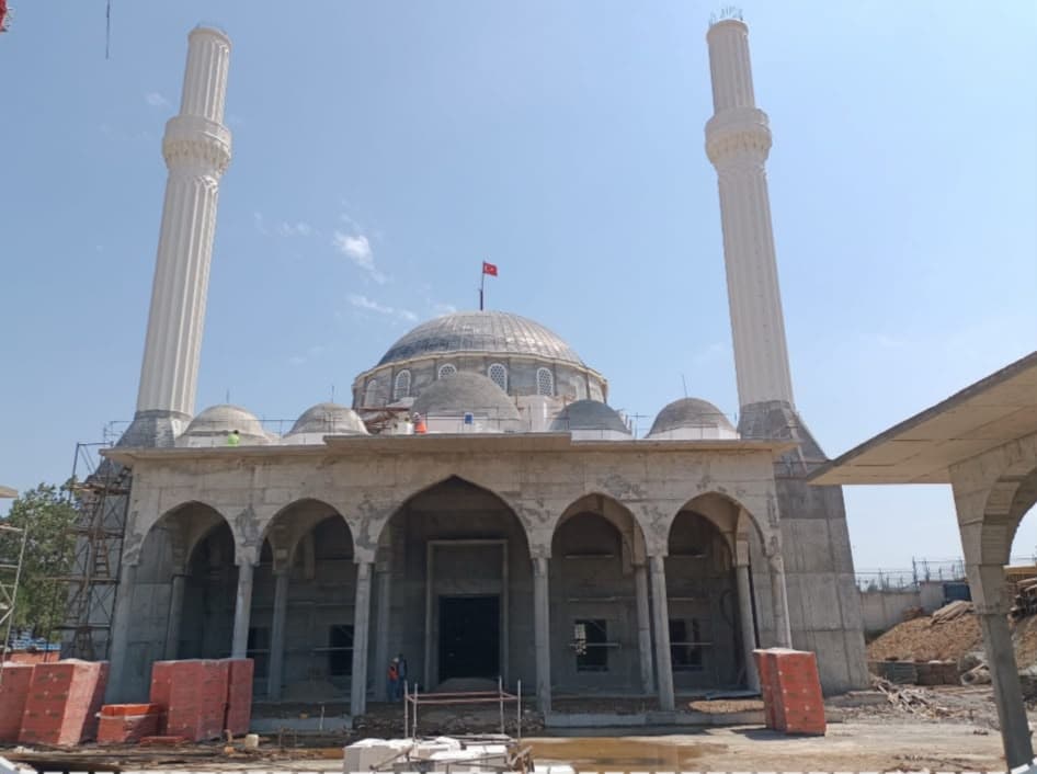 Kaba inşaatı süren cami ve minareler