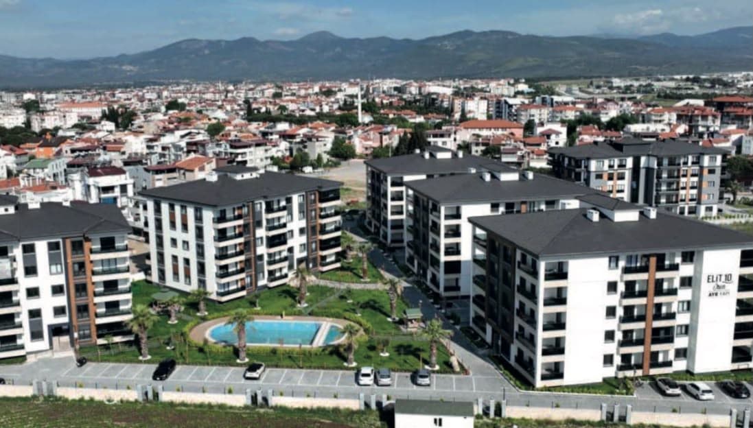 Elit 10 konut projesinin kuş bakışı görünümü, havuz ve bloklar