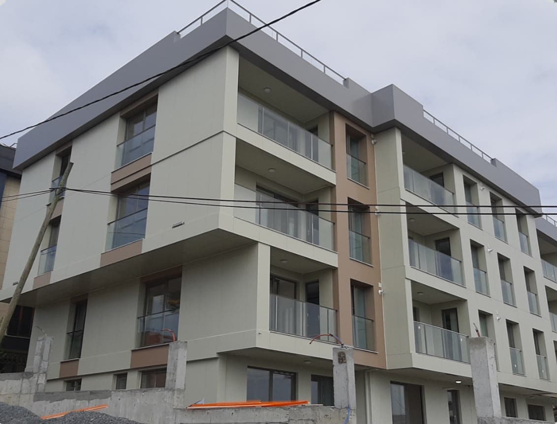 Kentsel dönüşüm kapsamında tamamlanan konut binası cephesi